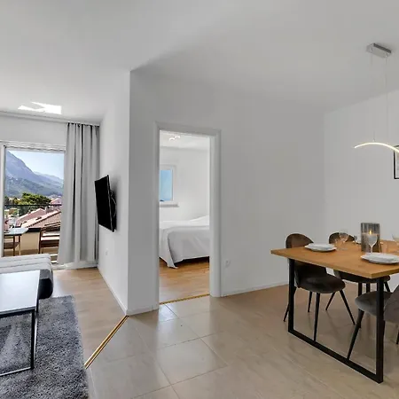 Seaview Ella Makarska